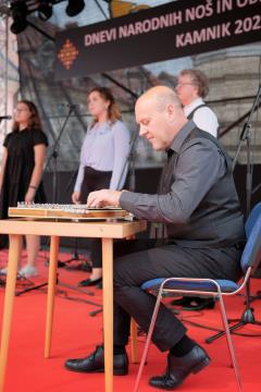 Presenetljiv odziv ob prvem dnevu praznovanja 50. Dnevov narodnih noš in oblačilne dediščine v Kamniku (43)